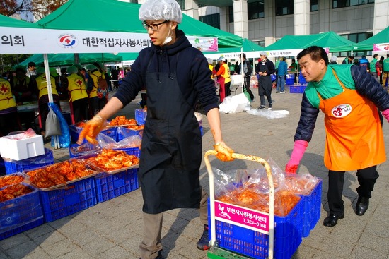 카톨릭대 봉사원들도 김장을 운반하느라 수고를 아끼지 않고..